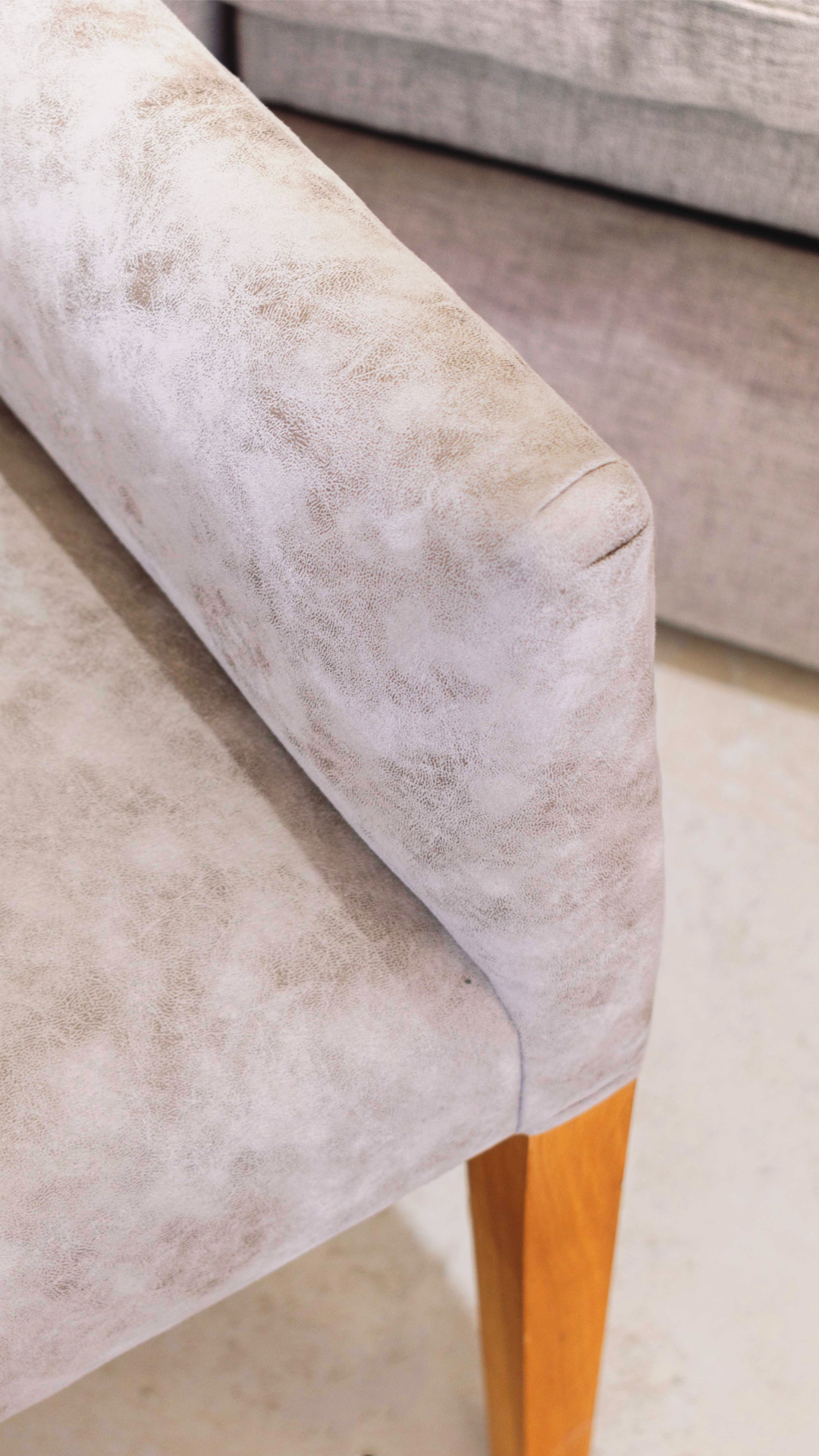 Butaca tapizada gris