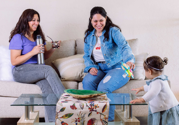 Foto de familia feliz en el sillón