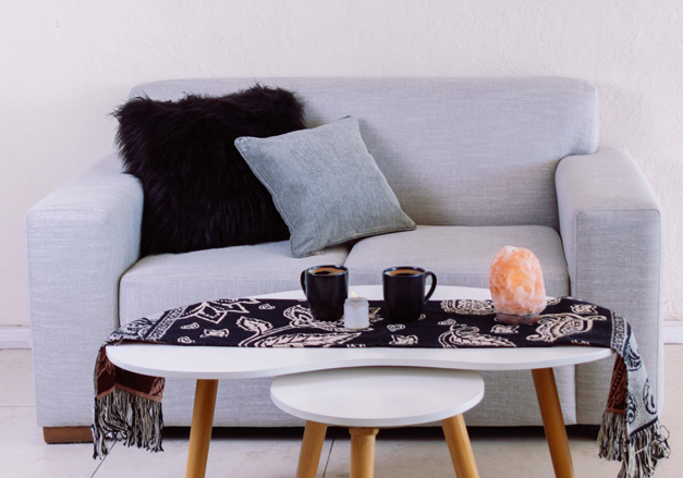 Sillón gris con almohadones y mesa living