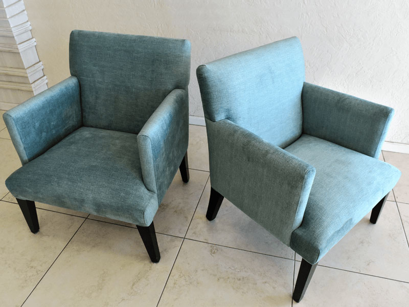 Butaca de estilo imperial modernizado con tapizado turquesa