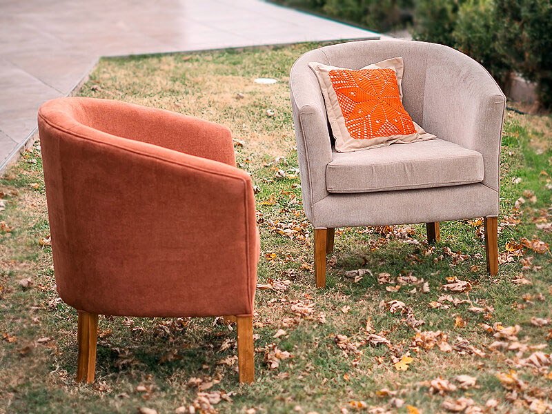 Butaca tipo herradura tapizado de varios colores patas de madera