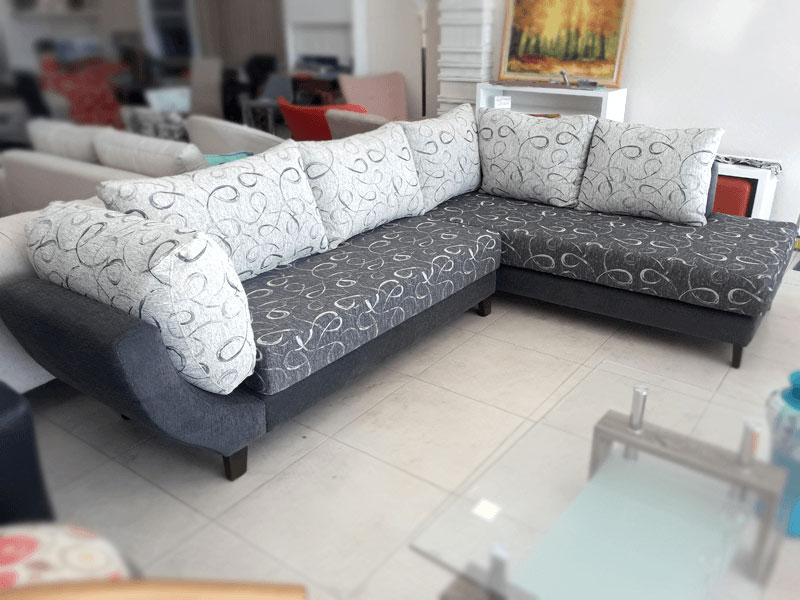 Esquinero amplio chaise longue fusión con divan tapizado negro y blanco con motivos
