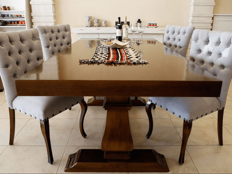 Mesa juego de comedor estilo clasico de madera formato rectangular. Elegante y espaciosa