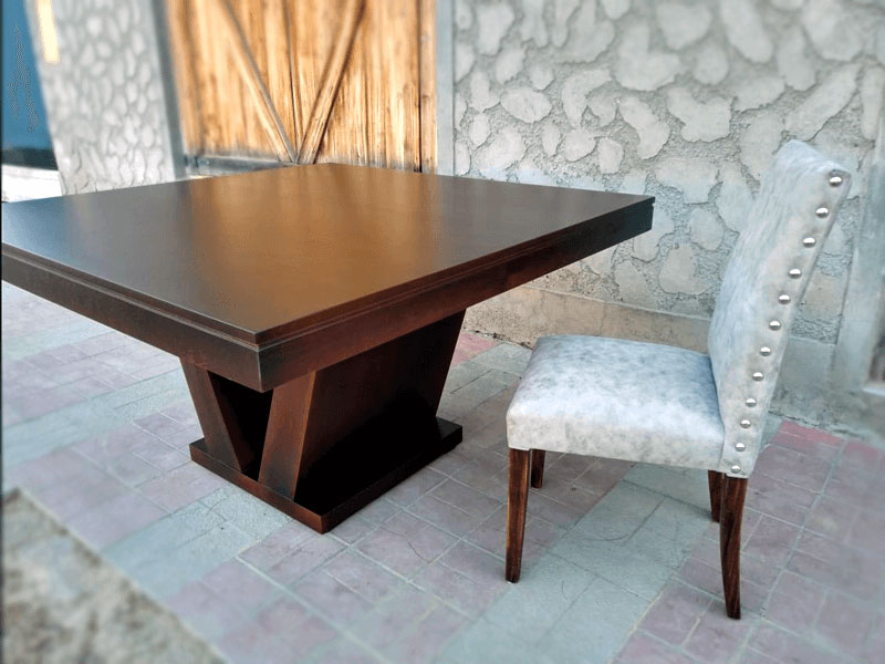 Mesa Guatambú formato cuadrado de madera elegante sofisticada tonalidad oscura