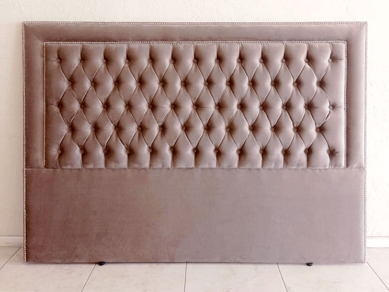 Respaldo estilo Capitone tapizado de color almendra