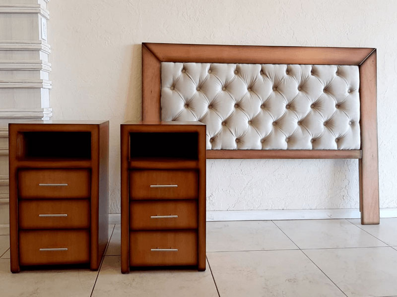 Respaldo estilo capitone blanco bordes en madera natural