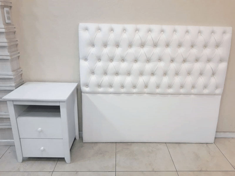 Respaldo Capitoné color blanco con Juego de Mesita