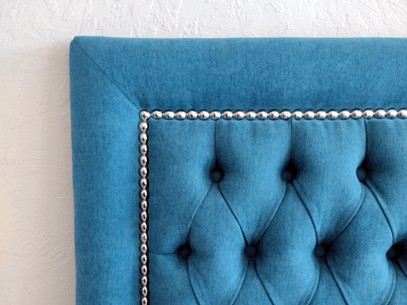 Respaldo estilo Capitone tapizado en color turquesa