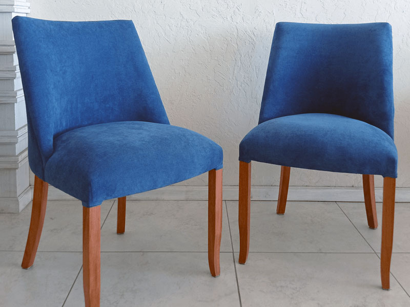 Silla Bruna estilo contemporaneo elegante tapizado azul patas madera natural