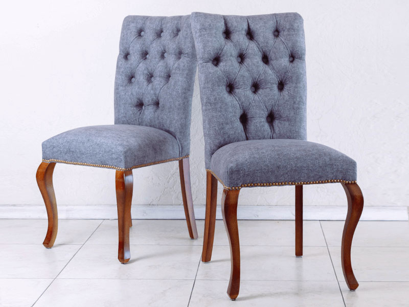 Silla Catalina estilo Capitoné tapizado color gris patas Luis XV