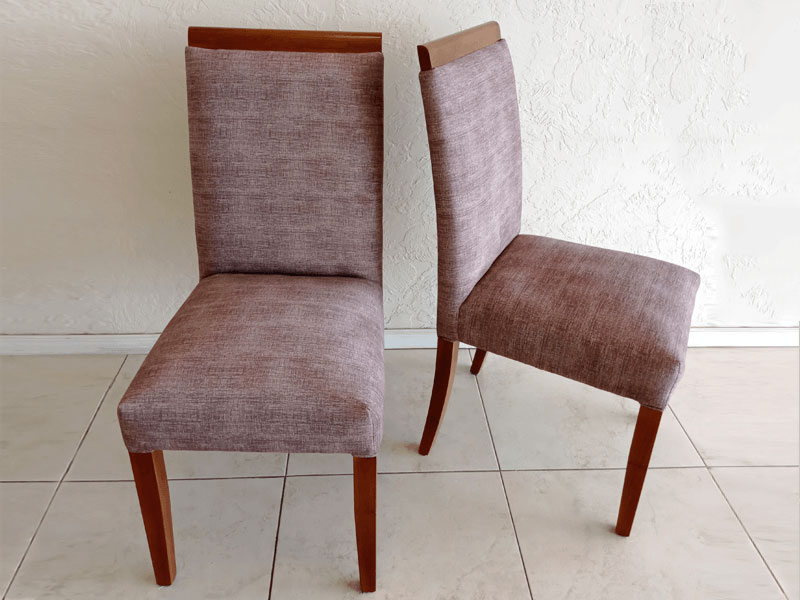 Silla estilo Italiana con cornisa moderna elegante tapizado gris bordes de madera