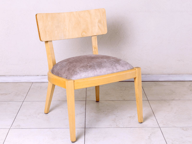 Silla Matera ancha cómoda tapizada con bordes y patas de madera