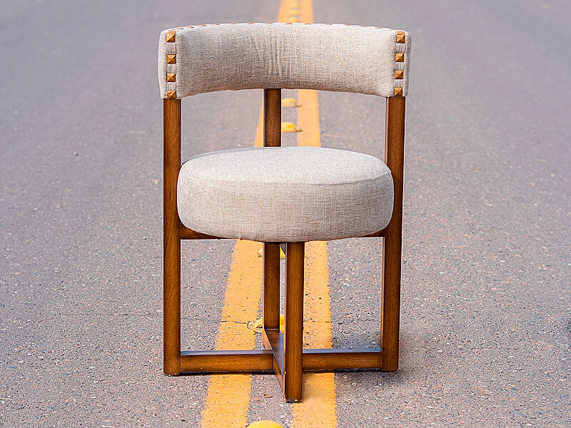 Silla medallon estilo moderno y minimalista estructura de madera respaldo y asiento tapizado color blanco