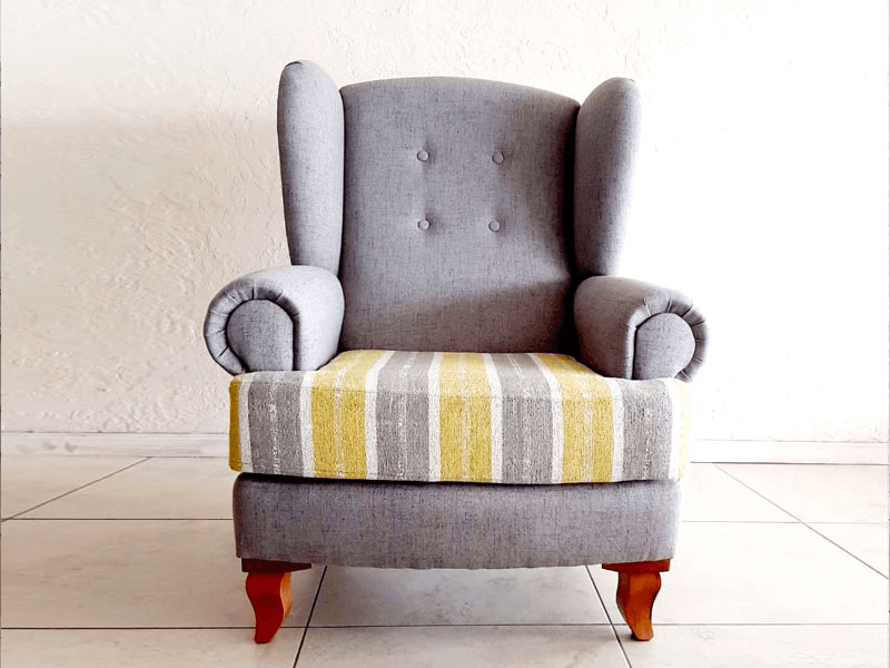 Sillón de lectura estilo berger tapizado gris cómodo clásico