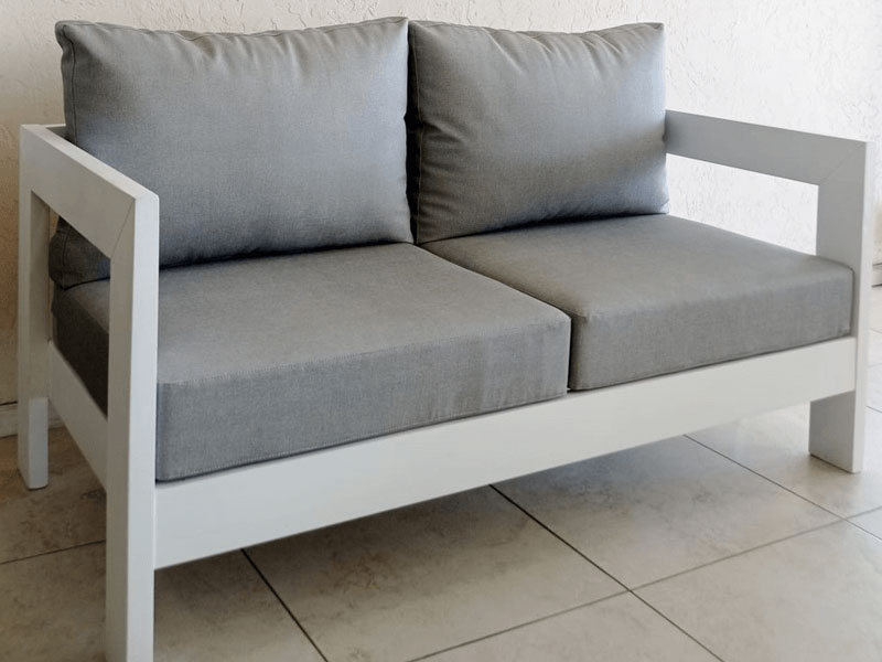 sillon minimalista madera blanca tapizado gris