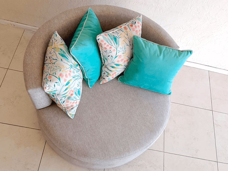 Sillón formato redondo moderno a medida tapizado color hueso espacios pequeños