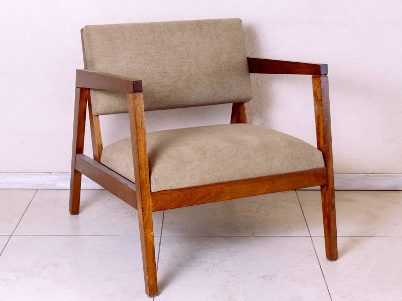 Sillón estilo Nórdico tapizado color champagne con patas de madera