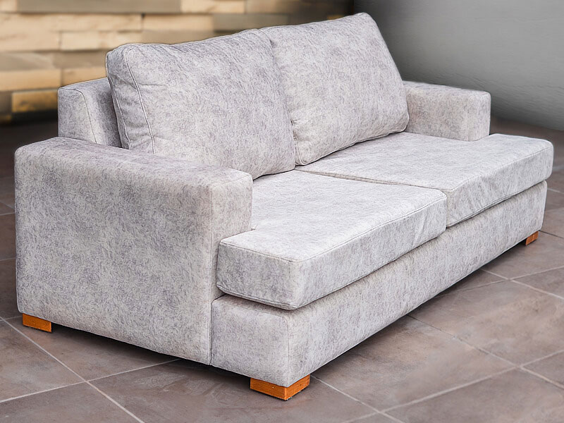 Sofá gris hueso dos cuerpos de diseño moderno minimalista patas de madera