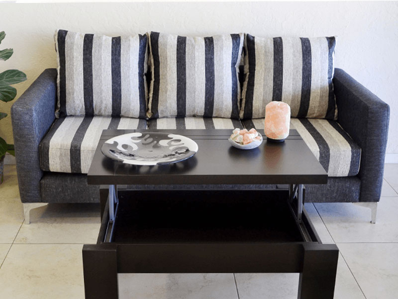 Sofá moderno de tres cuerpos tapizado a rayas grises y negras