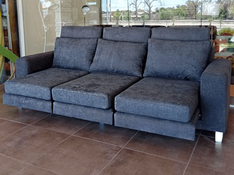 Sofá azul oscuro tres cuerpos