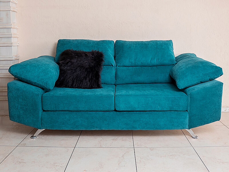 Sofá turquesa de dos plazas con diseño moderno, brazos anchos y patas metálicas cromadas.