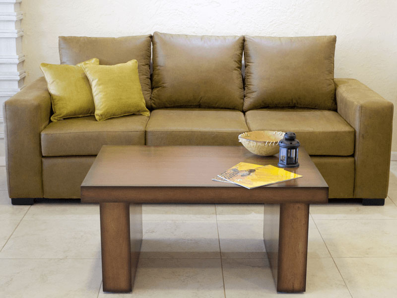 Sofá de cuero tres cuerpos tapizado color verde