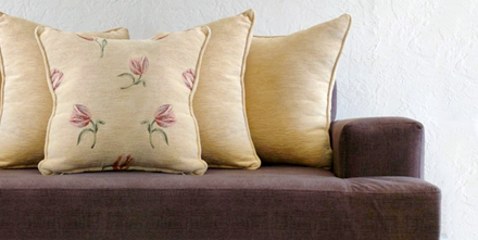 sillón con almohadones estampado floral